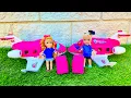 Download Lagu Elsa and Anna toddlers help at the airport