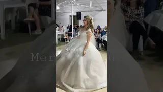 اجمل عروسة رقصهاعلى انغام الشاويا لعقوبة لكل واحد متمني 