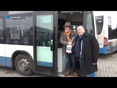 Bussjeffeur Grotenhuis reikt zijn eerste boek uit aan buschauffeur Teeven
