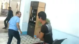 تخيل نفسك قاعد كده وبعدين واحد اهبل وعبيط يضربك كده 