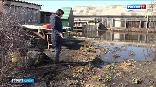 В селе Камышино-Курское потоки талой воды разрушили половину дороги