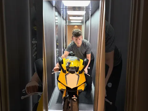 😳Motocykl windą na 4. piętro w bloku… garaż na zimę w salonie: