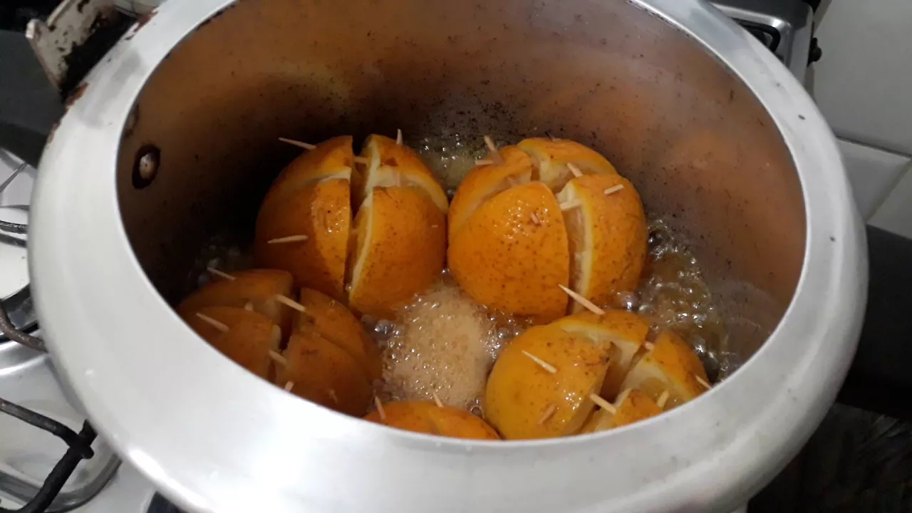 Pare já de jogar casca de laranja fora! A casca de laranja é uma delícia azedinha que pode ser usada. 