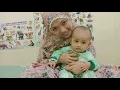 Bayi lucu main sama ibu