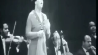 نادر جدا       أم كلثوم قى مقطع حى من حفل الأطلال بالمغرب     م دندنها