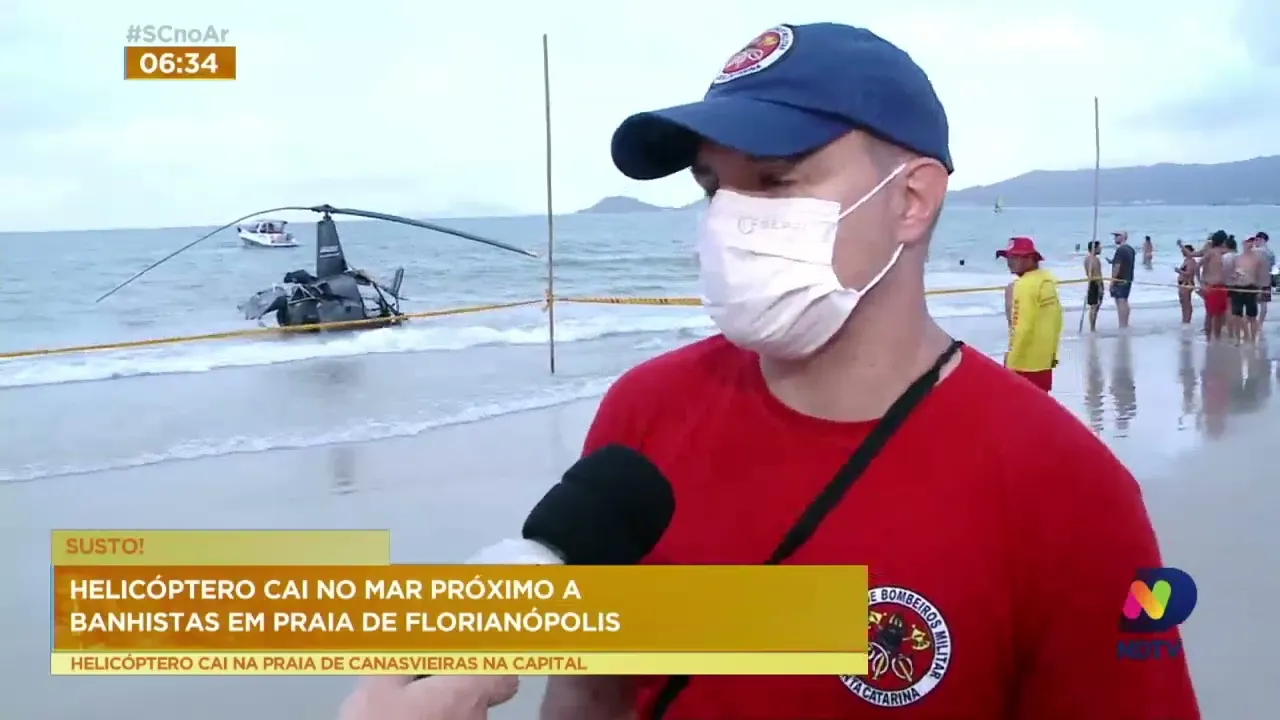 Helicóptero cai no mar próximo a banhistas em Florianópolis