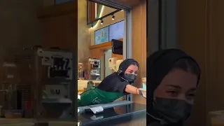 متداول لعاملة في مقهى سعودي تبهر الجميع بنظراتها الساحرة Shorts Short Shortvideo السعودية 