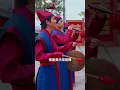 穿成全家吸血的小可怜，被卖给将死王爷冲喜！谁料她医术逆天，一针救活暴躁王爷！婚后夫妻俩一个装傻一个装疯，天天互坑飙演技，没想到假戏真做，疯批王爷彻底沦陷，宠妻宠到无法无天！