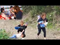 Download Lagu Desperate single mom rescues girl - Selling corn to raise her child alone