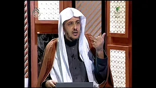 إذا دخل المسجد لصلاة الجمعة أثناء الأذان فهل يصلي تحية المسجد أو يردد مع المؤذن 