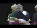 Download Lagu El momento en el que un cura español le pide al papa subir al escenario y darle un abrazo