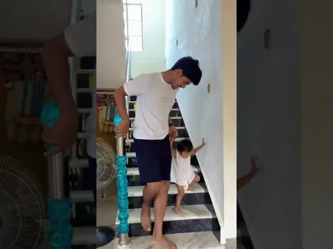 মেয়ে পড়ে যাওয়ার পর ও উঠে দাঁড়িয়ে আবার চলতে শুরু করলো