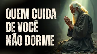 ENQUANTO MUITOS ESPERAM SUA QUEDA, HÁ UM DEUS QUE NUNCA FECHA OS OLHOS SOBRE VOCÊ!