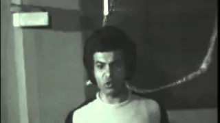 ينكمش بالحراره ويتبربر بالبروره 