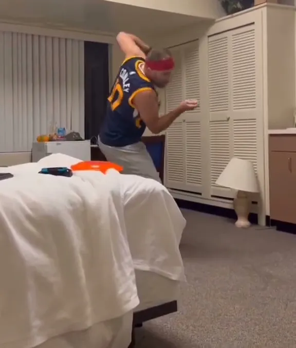 white man dancing to marshallese song