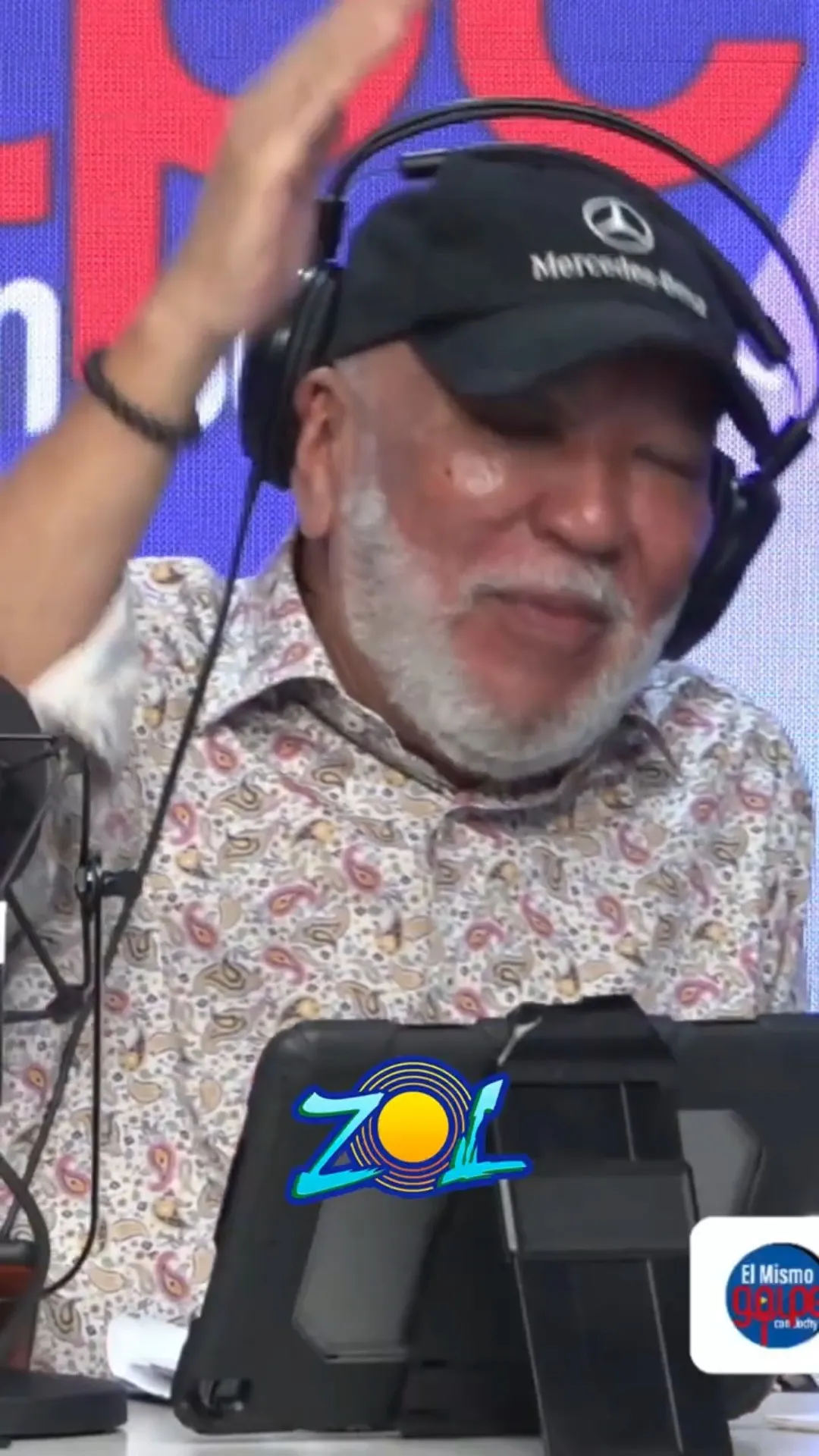 JOCHY SANTOS CAYO EN UN GANCHO CON UN APELLIDO