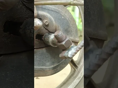 Clever DIY Trick: Make a Useful Tool Using Just a Nut and Bolt! 🛠️🔩