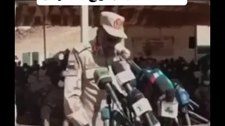 قائد ثاني قوات الدعم السريع وعضو مجلس شركاء الفترة الانتقالية عبد الرحيم دقلو يقرا بصعوبة من ورقة 