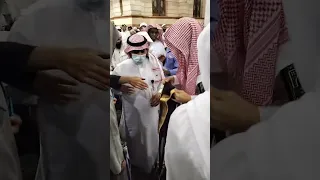 تواضع الشيخ عبد السلام الشويعر مع الحضور 