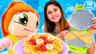 Lili'nin canı waffle çekti ve Ayşe waffle makinesiyle waffle pişiriyor. Çocuk oyunu
