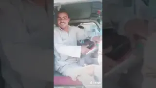 مصري يعزف على البوري 