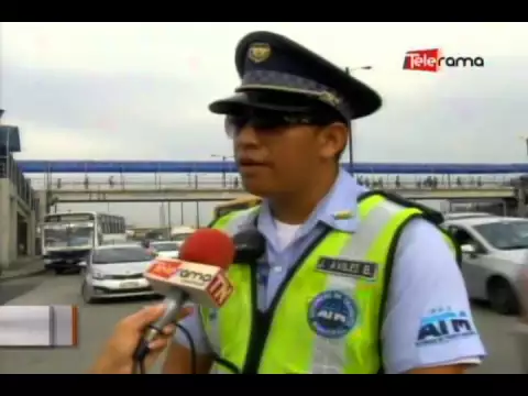 Confusión en carril para hacer guro en U en la terminal terrestre