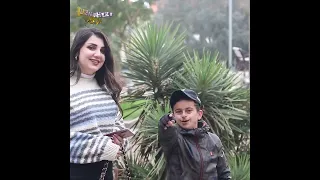 اب ساكو بصيب بالعين ويلي عملو مع شبيهة رنا الابيض مو طبيعي خافت عحالها وقامت هربت من عالكرسي هههههه 