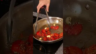 سباغيتي بصلصة الطماطم لجوع آخر الليل 