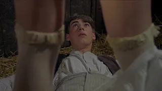 شاب بيستغل وجود كل رجالة القرية في الحرب وبيدخل في علاقة مع كل بنات القرية وبيخليهم كلهم حوامل 