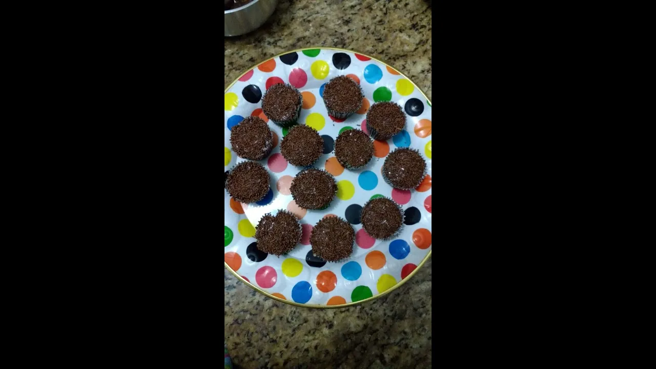 CUPCAKE RECEITA CUP CAKE PARA INICIANTES RECHEIO DE COCO COBERTURA DE CHOCOLATE