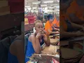 Download Lagu Iedereen heeft wel eens een korte pauze van het werk nodig. Een kijkje in de El Laguito-fabriek in Havana, Cuba 😍