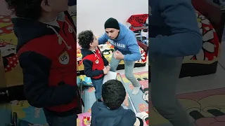 لما ابنك يرخم على اخوه والعقاب اكبر حقنة 