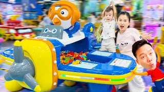 Changcady và một ngày đi chơi cùng em Táo, trải nghiệm máy xúc điều khiển xúc quà