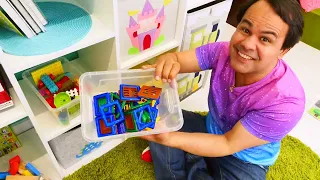 O filhote virou arquiteto e construiu uma casa de brinquedo