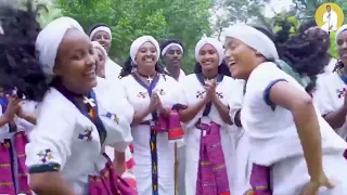 ቆንጆ የጎጃም ጭፈራ በላይ ትለዋለች 