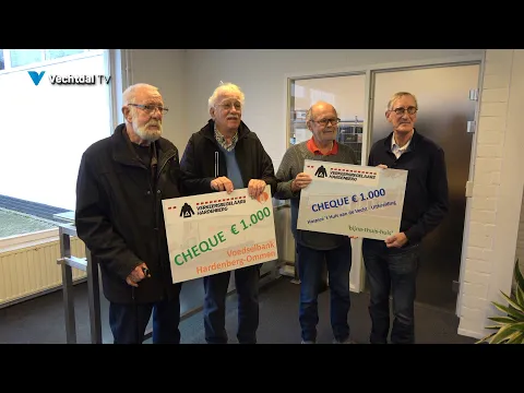 Gift Stichting Verkeersregelaars Hardenberg aan het Hospice en de Voedselbank