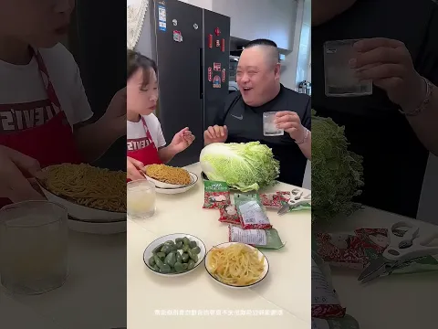 蠢老公藏起來的大雞腿全被我吃光，他只能抱著大白菜，委屈地難過大哭！