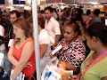 Vera Lúcia Marinzeck autografa na Bienal