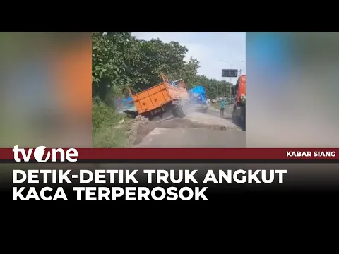 Truk Muatan Kaca Terguling Akibat Jalan Rusak