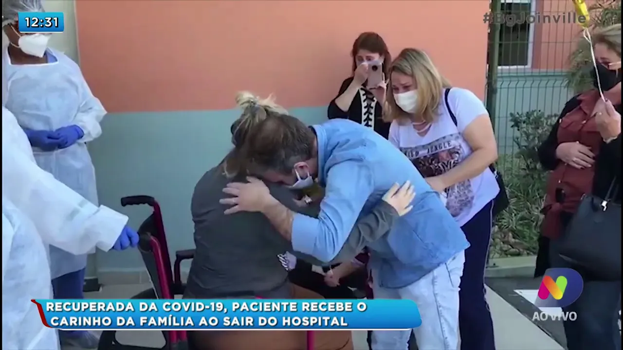Recuperada da COVID-19, paciente recebe o carinho da família ao sair do hospital