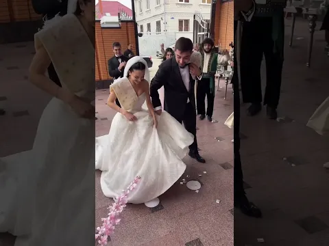 بس اريد اعرف ليش العروس تكسر لماعون يم باب بيت العريس 😒😂