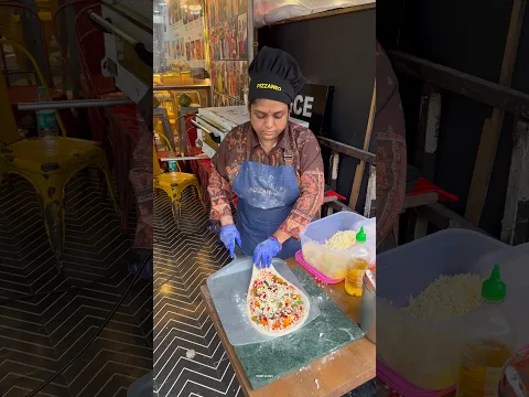 Mumbai Women Selling Neapolitan Cheese Pizza On Street | #shorts #shortvideo #youtubeshorts