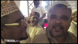 فائز واكد مع حسين الممثل في فرقة المسرة بتريم من ذكريات حفل الزواج الجماعي بسئيون هيا كنكم 