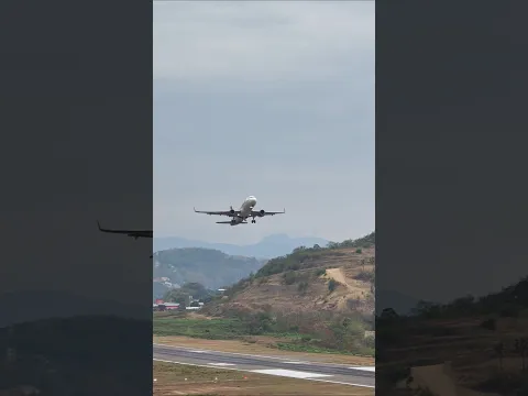 Pesawat Batik Air Take Off Bandara Komodo Labuan Bajo