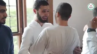 لحضه توديع معلمين القران لطلابهم بعد إكمالهم ل سرد الق ران في جلسة واحدة تدمع العين      دندنها
