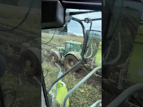 THE WHEEL OF THE JOHN DEERE TRACTOR'S TRAILER STOPPED