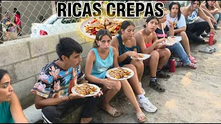 Disfrutando de unas ricas crepas -El negocio de la chiklin.