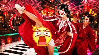 和汉服美女一起踩钢琴，没想到她竟然搞偷袭摘小姐姐面具！还好小姐姐反应快！【猫猫小可爱】