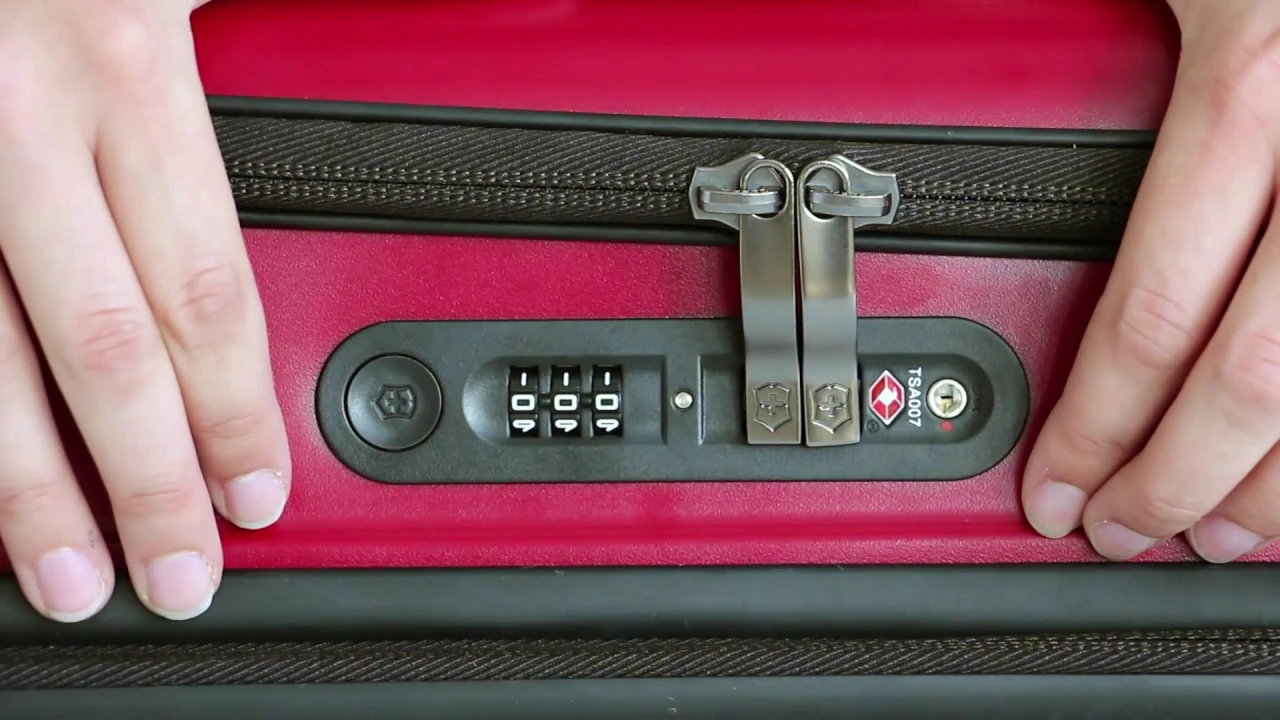 ピーコート VICTORINOX Victorinox Lexicon Professional Bellevue 17 in black - 601116
