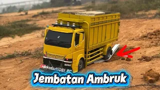 Jembatan yang dilewati truk ambruk
